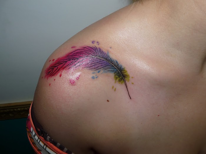 idée tatouage femme, tatouage sur l'épaule en couleurs et à motif plume
