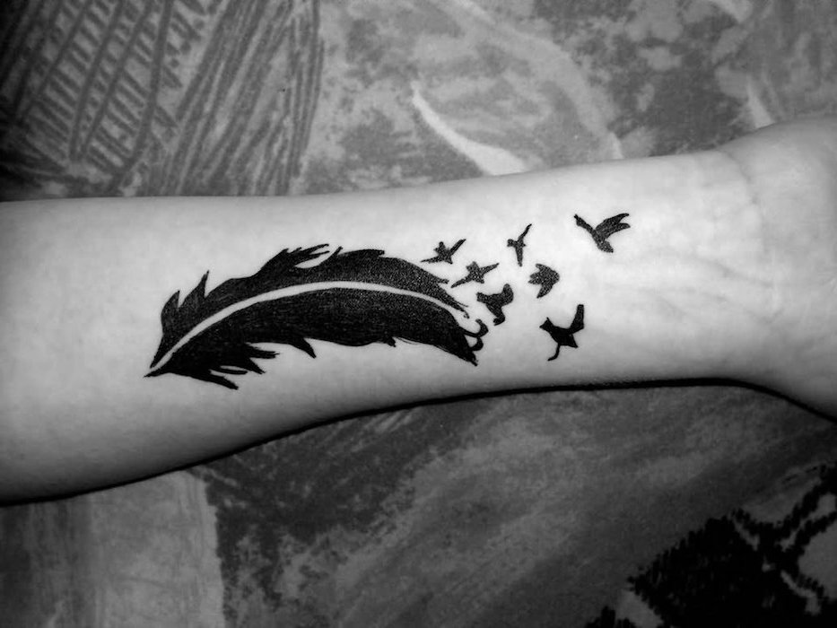 tatouage plume, dessin sur la peau, tatouage à design oiseaux et plume