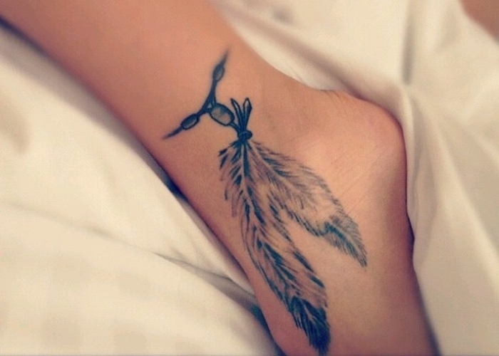 idée tatouage femme, dessin en encre sur la peau, tatouage bracelet cheville à motifs plumes