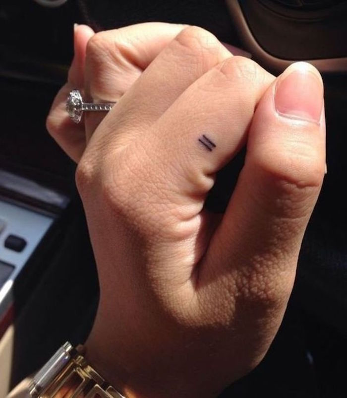 petit tattoo discret au doigt tatouage trait fin à la main