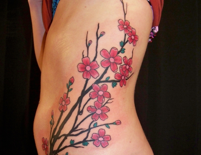 tatouage fleur cerisier, branche de cerisier fleuri tatouée à la côte, grand tatouage