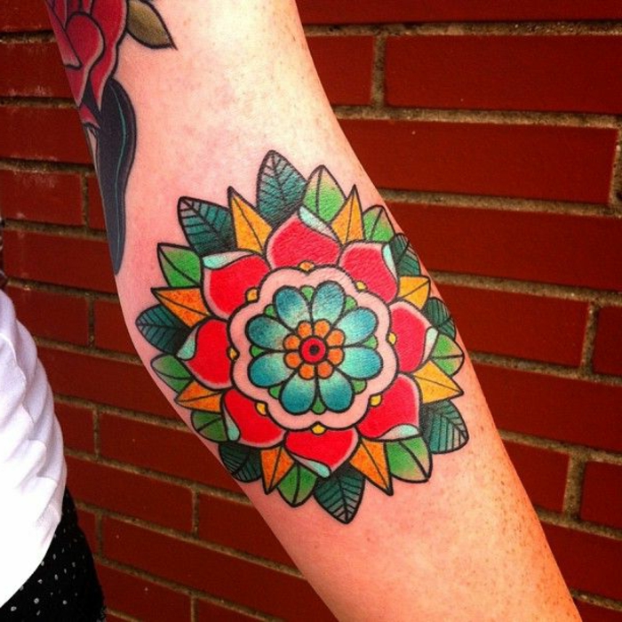 tatouage fleur, fleur mandala colorée, tatouage bras et avant bras, dessin miraculeux