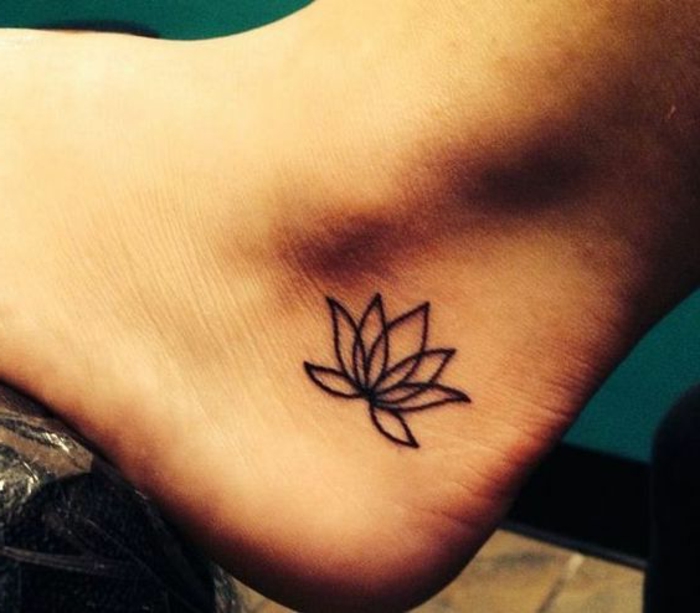 tatoage fleur de lotus, lotus épanoui noir, tatouage femme pied