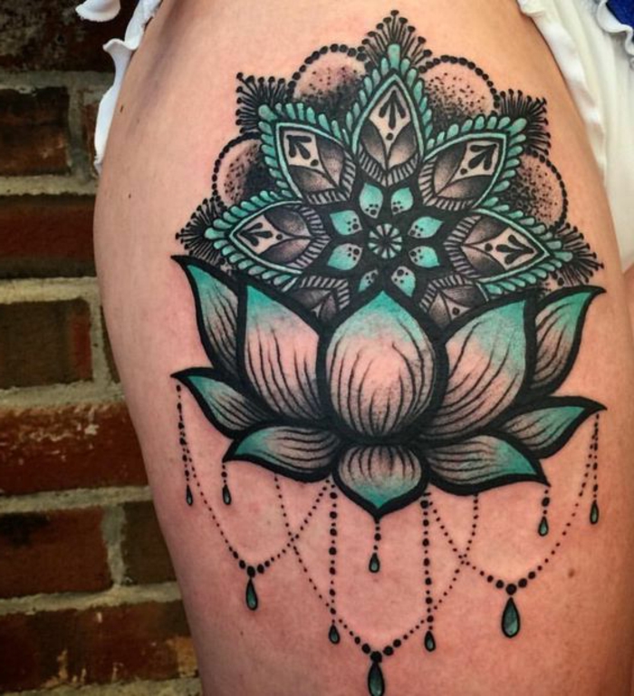 tatouage fleur de lotus, pendentifs, design tatouage old school, lotus bleu et noir