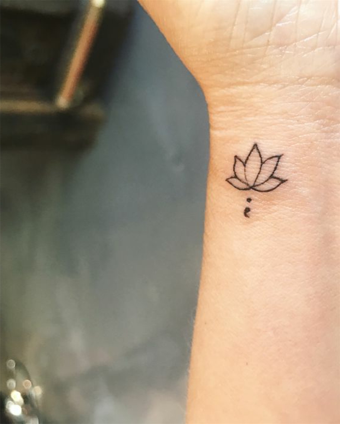 tatouage fleur de lotus, petit tatouage stylisé au poignet de femme, dessin minimaliste
