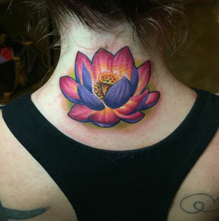 tatouage fleur de lotus, tatouage nuque en rose et lilas, tatouage femme original