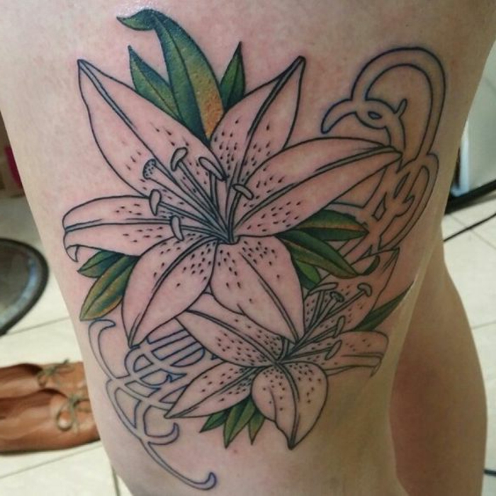 tatouage fleur de lys à la cuisse, dessin réalistique, lys fleuri jambe femme