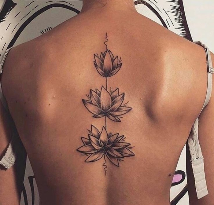 tatouage fleur de lotus, tatouage dos femme, trois lotus symétriquement disposés