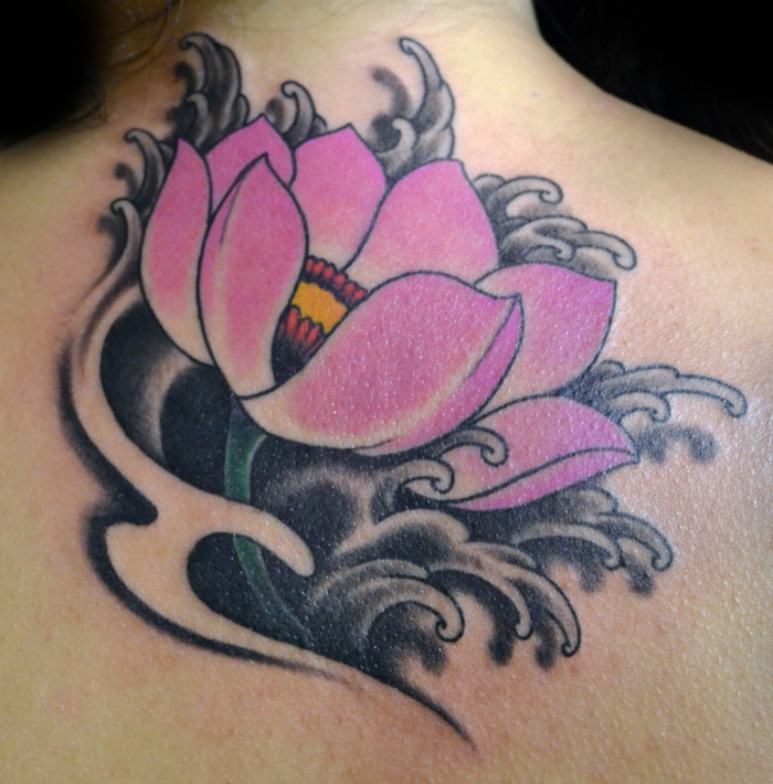 tatouage lotus, tatouage nuque lotus lilas et noir, dessin de fleur symbolique