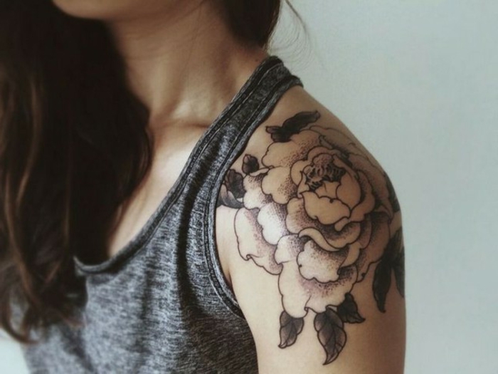 tatouage fleur, tatouage femme monochrome, épaule tatoué avec dessin floral