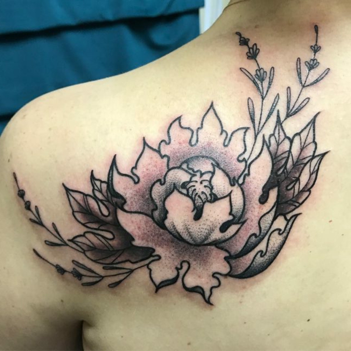 tatouage fleur, tatouage sur l'épaule fleur épanouie, joli tatouage esthétique