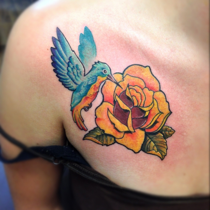 tatouage fleur rose, rose jaune et colibri, tatouage femme clavicule, dessin atistique