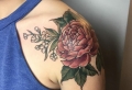 Le tatouage pivoine – découvrez la magie des dessins floraux symboliques