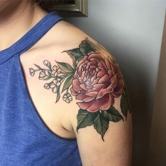 tatouage fleur, design de tatouage floral original, tatouage sur l'éapule homme et femme