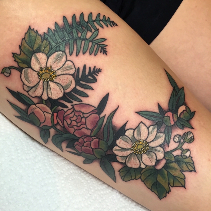 tatouage fleur, joli design floral à la cuisse, pivoines et fleurs blanches