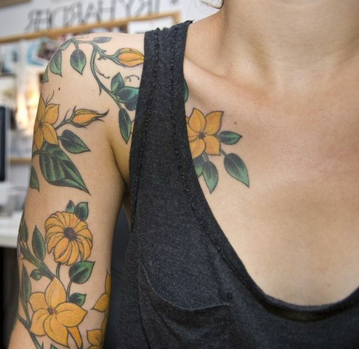 tatouage fleur, dessin floral jaune, épaule et manchette femme, tatouage fleurs