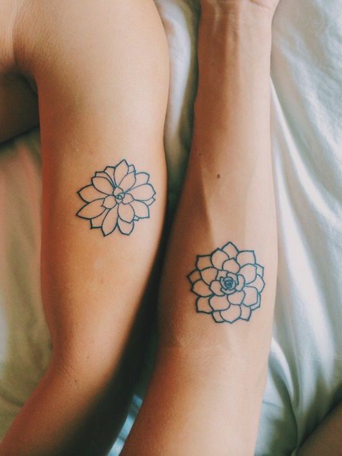 tatouage fleur, dessin tatouage lotus stylisé, tatouage simple avec encre noire