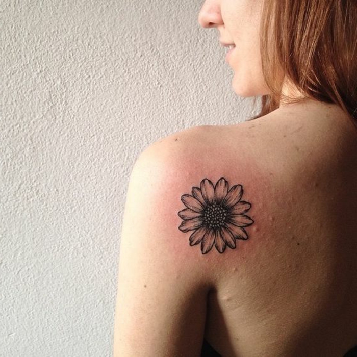 tatouage fleur tournesol, tatouage épaule, design tatouage noir femme