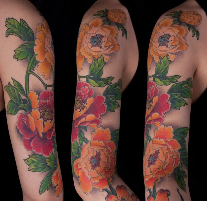 tatouage fleurs, tattoo bras, couleurs éclatantes, tatouage manchette fleurs