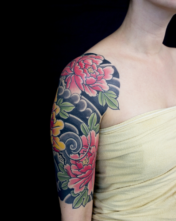 tatouage fleurs, tatouage manchette femme, plusieurs couleurs vives, grand tatouage