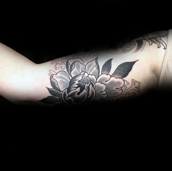 tatouage fleurs, tatouage bras monochrome encre noire, pivoines avec de l'encre noire