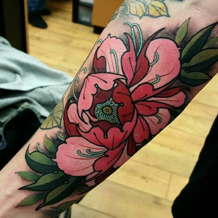 tatouage fleurs, pivoine rouge et rose, tatouage coude homme, pivoine dessin artistique 