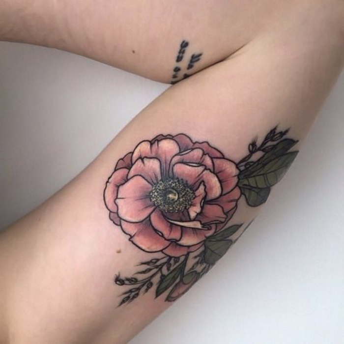 tatouage fleurs, pivoine rose sur le bras et script sur l'avant-bras, tatouage femme symbolique