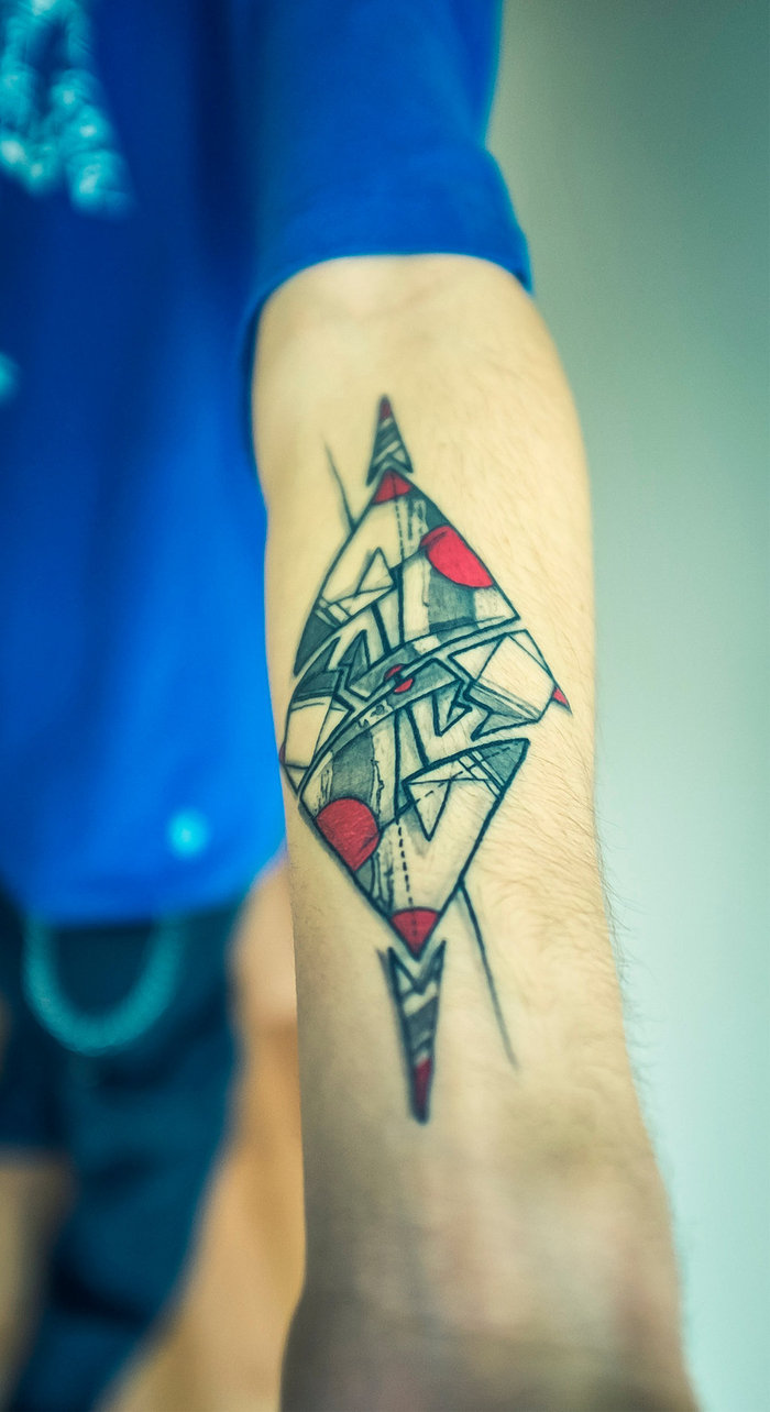 idée originale pour un tatouage avant bras homme avec dessin graphique à motif origami 