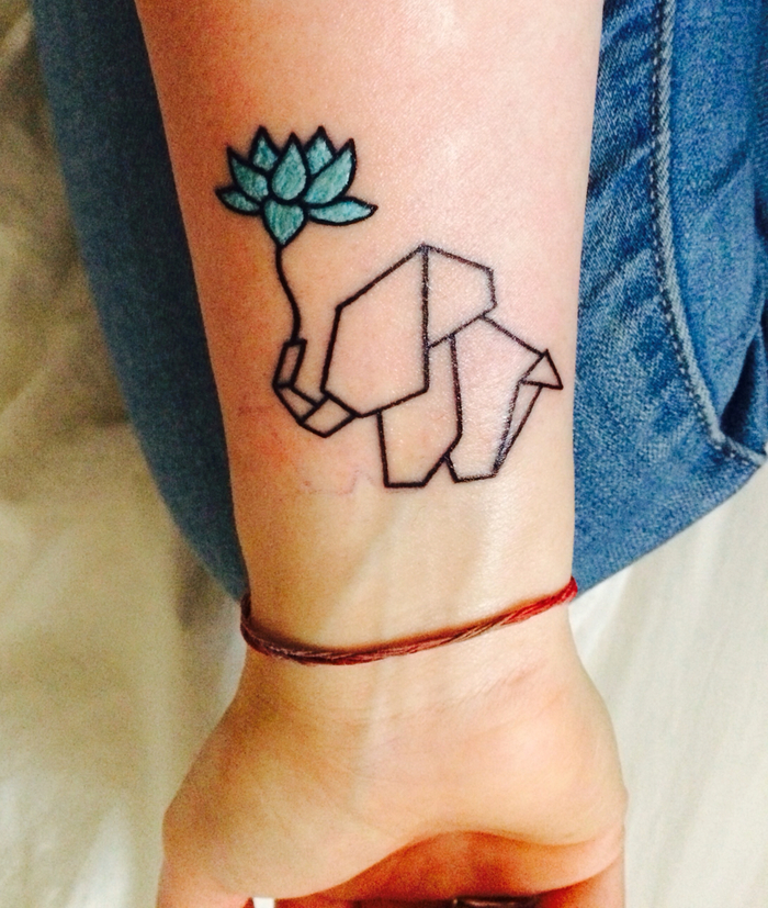 petit éléphant graphique tenant un lotus avec sa trompe, idée originale pour un tatouage avant bras femme 