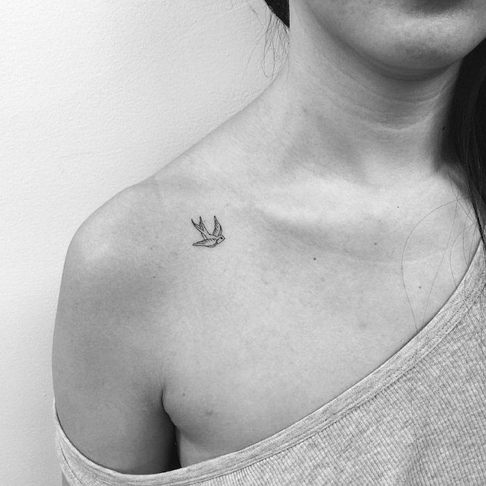 petit tattoo clavicule femme tatouage mini hirondelle noir et blanc sur l'epaule