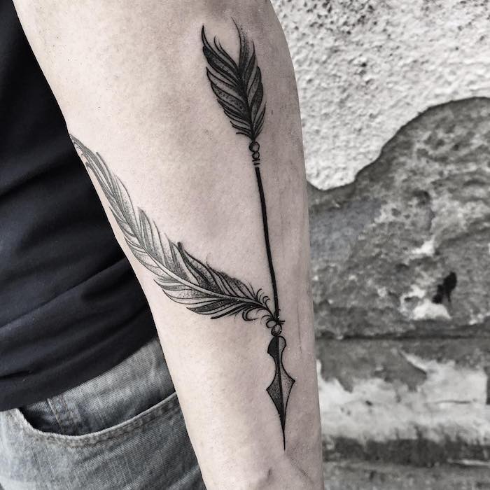 plume tatouage, look masculine avec t-shirt noir et jeans gris foncé, tatouage sur le bras design plume