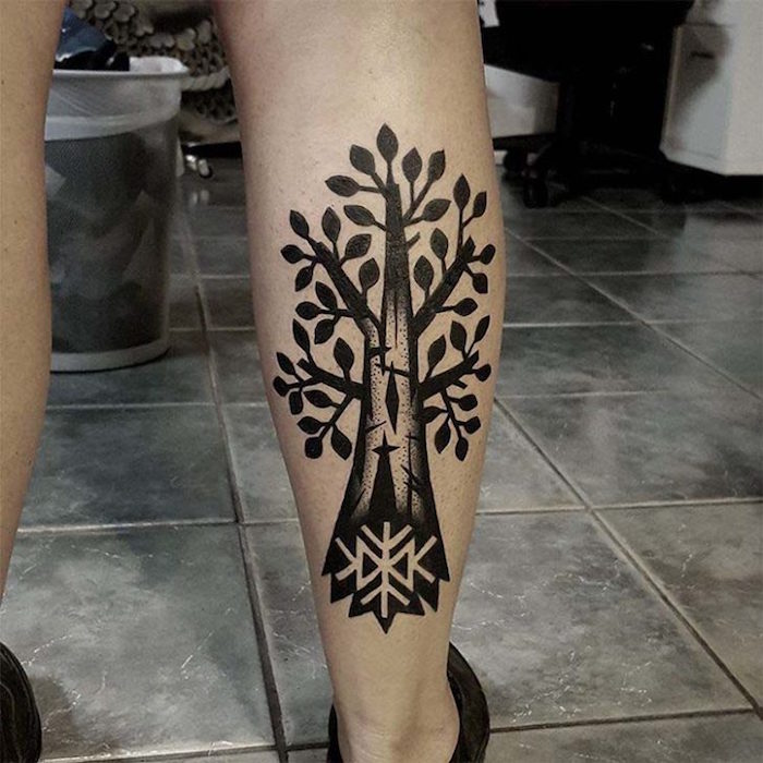 tatouage au mollet femme tatouage arbre jambe fille