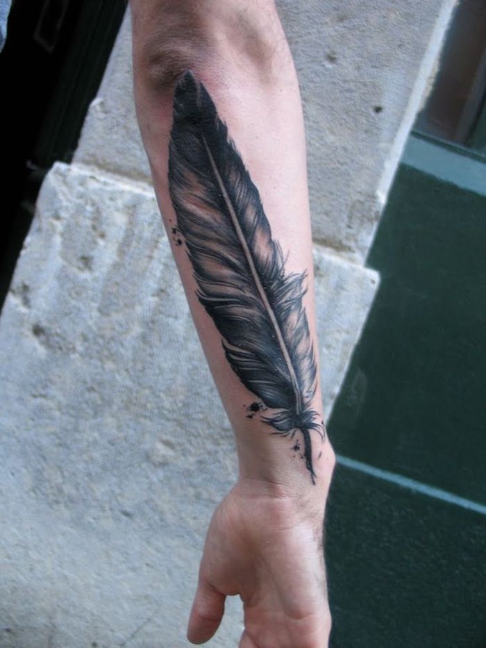 tatouage plume, dessin en encre sur le bras, tatouage homme à motif plume