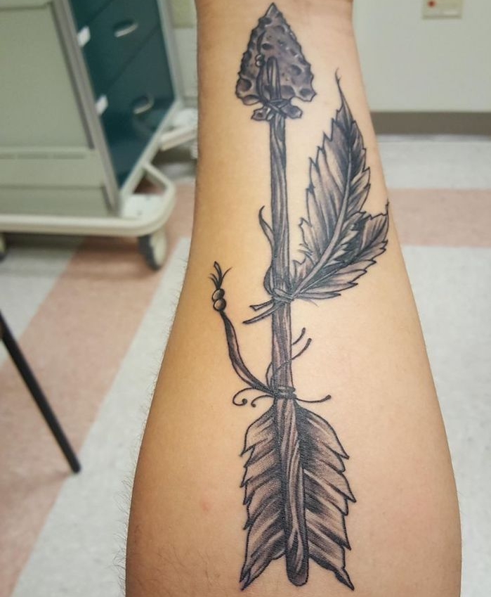 plume tatouage, dessin sur la peau à design flèche et plumes, tatouage pour homme sur le bras