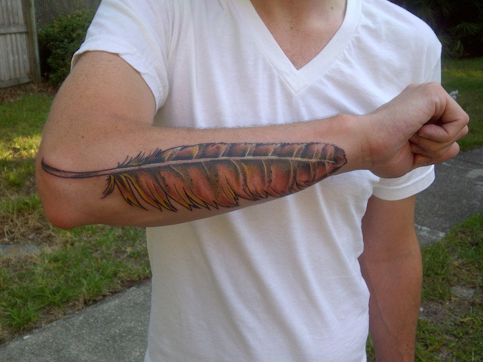 plume tatouage, modèle de t-shirt blanc pour homme, tatouage sur le bras à design plume en couleurs