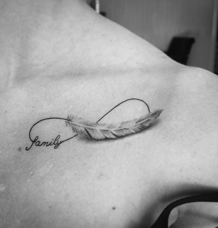 petit tatouage, photo blanc et noir, symbole infini avec mot inspirant famille, tatouage avec plume et mot