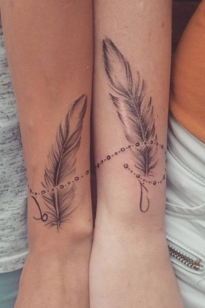 idée tatouage femme, dessin en encre sur la peau, tatouage couple à motifs plumes