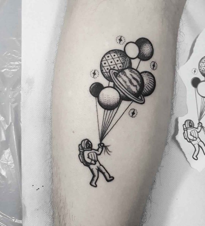modele tattoo mollet homme motif astronaute exemple tatouage espace