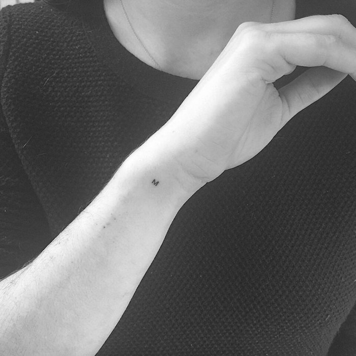 tatouage lettrage initiale tattoo mini m au poignet homme