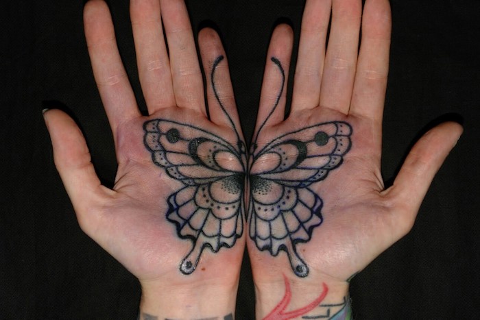 dessin tatouage, mains et doigts féminins avec tatouage à motifs papillon noir