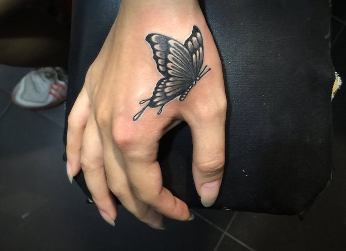 tatouage papillon 3d, dessin en encre sur la peau, tattoo à design féminin en blanc et noir