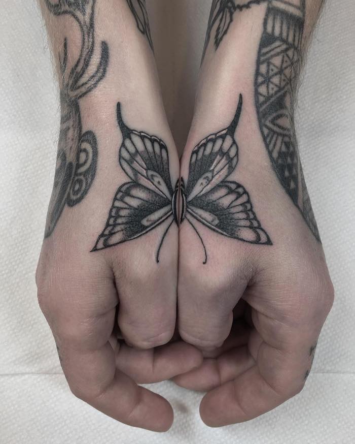 papillon tatouage, dessin en encre à motifs papillon, tatouages sur les mains design masculin