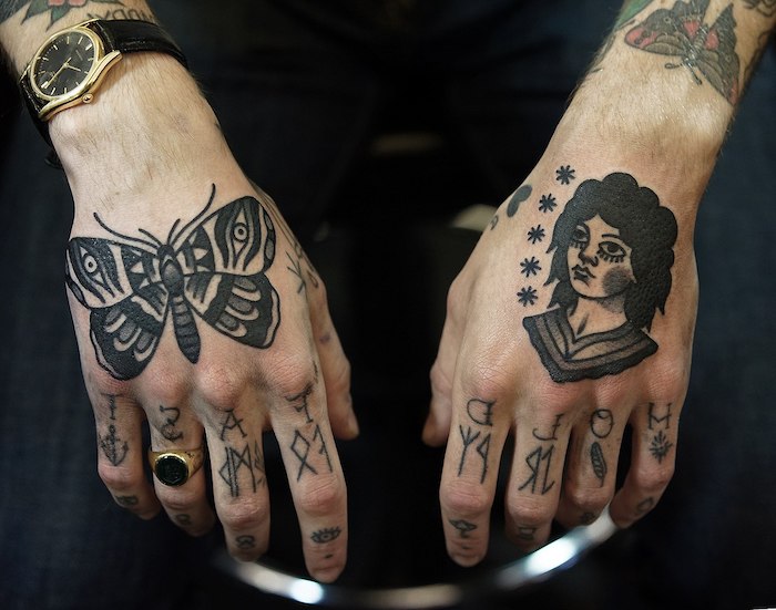 tatouage papillon, bague et montre noir et or pour homme, tatouage papillon sur main