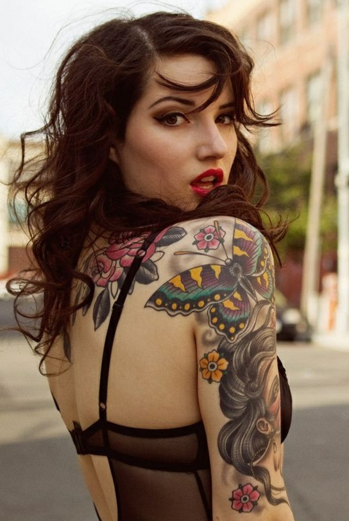tatouage manchette, tatouage femme fleurs et papillon, tatouage sur grande partie du corps