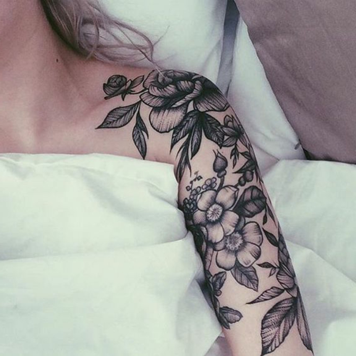 tatouage manchette femme, manchette de fleurs jolies, couleur noire