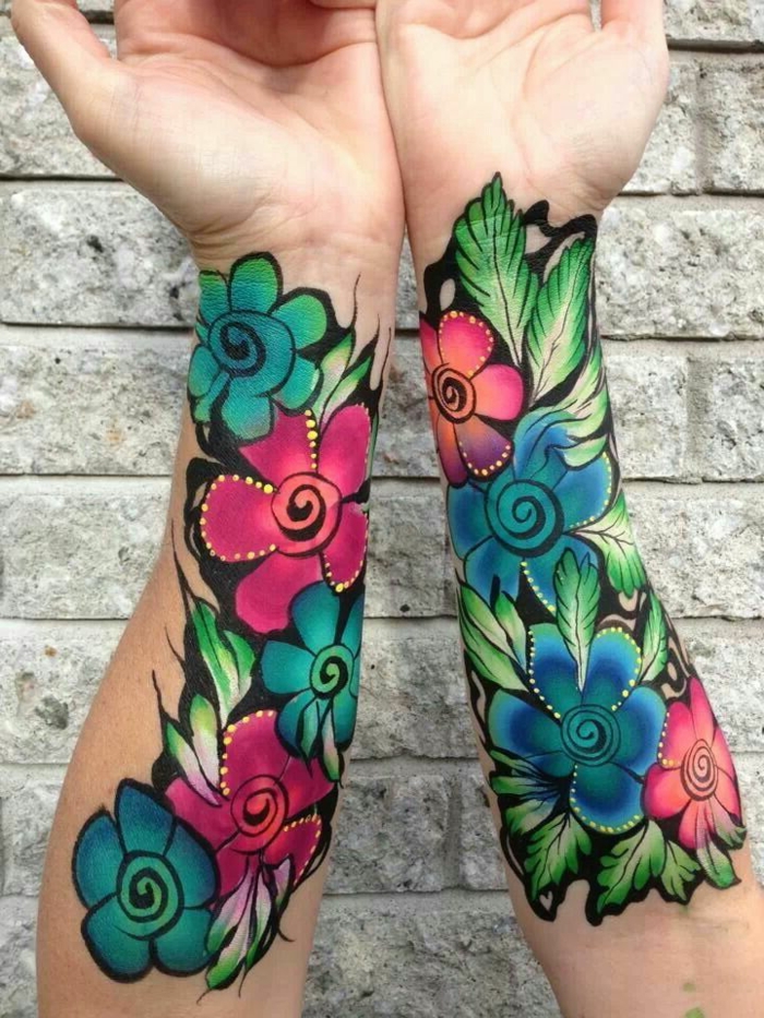 tatouage manchette femme, figures florales en couleurs radiantes, grand tatouage avant bras