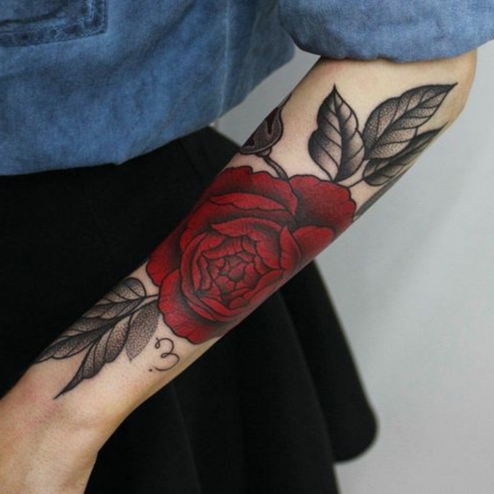 tatouage manchette femme, tatouage old school rose tatouée à l'avant-bras