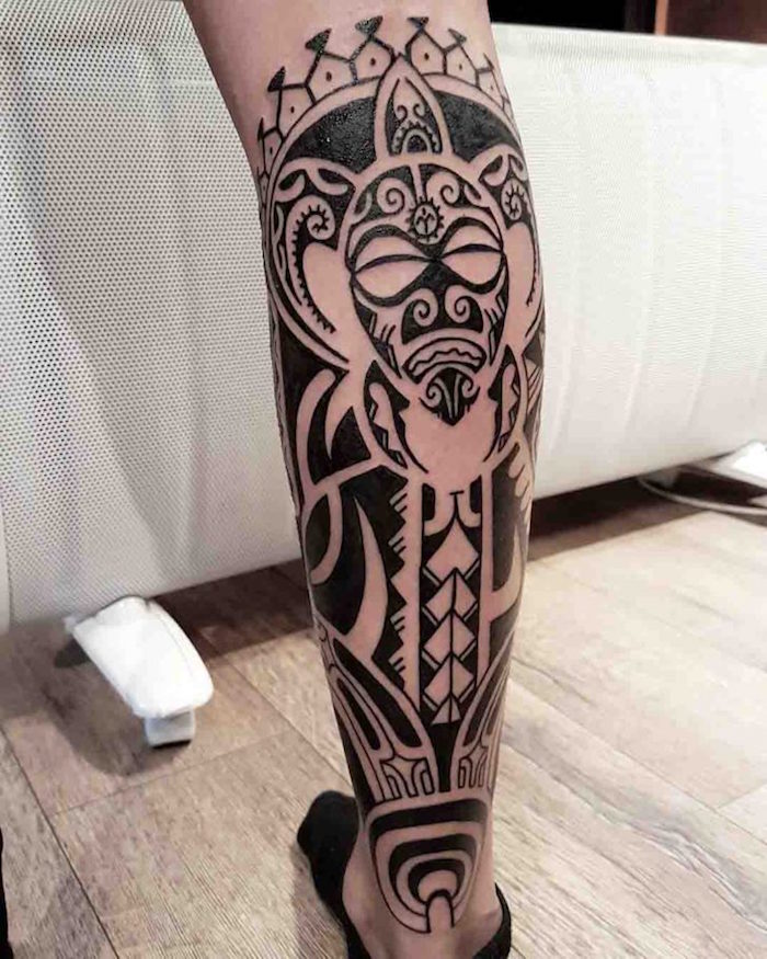 tatouage polynesien mollet homme masque tribal maorie