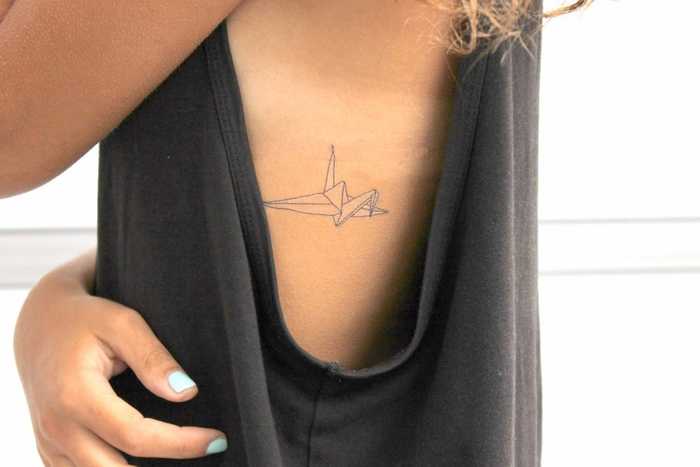 tatouage minimalise en forme de grue origami au design subtil