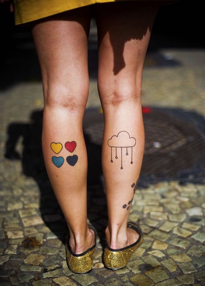 tatouage au mollet femme tattoo nuage sur jambe petit coeur couleurs